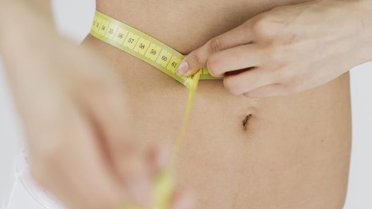 In sogenannten Pro-Ana- oder Pro-Mia-Foren im Netz versuchen junge Mädchen, sich gegenseitig im Abnehmen zu überbieten - und setzen so ihre Gesundheit aufs Spiel.