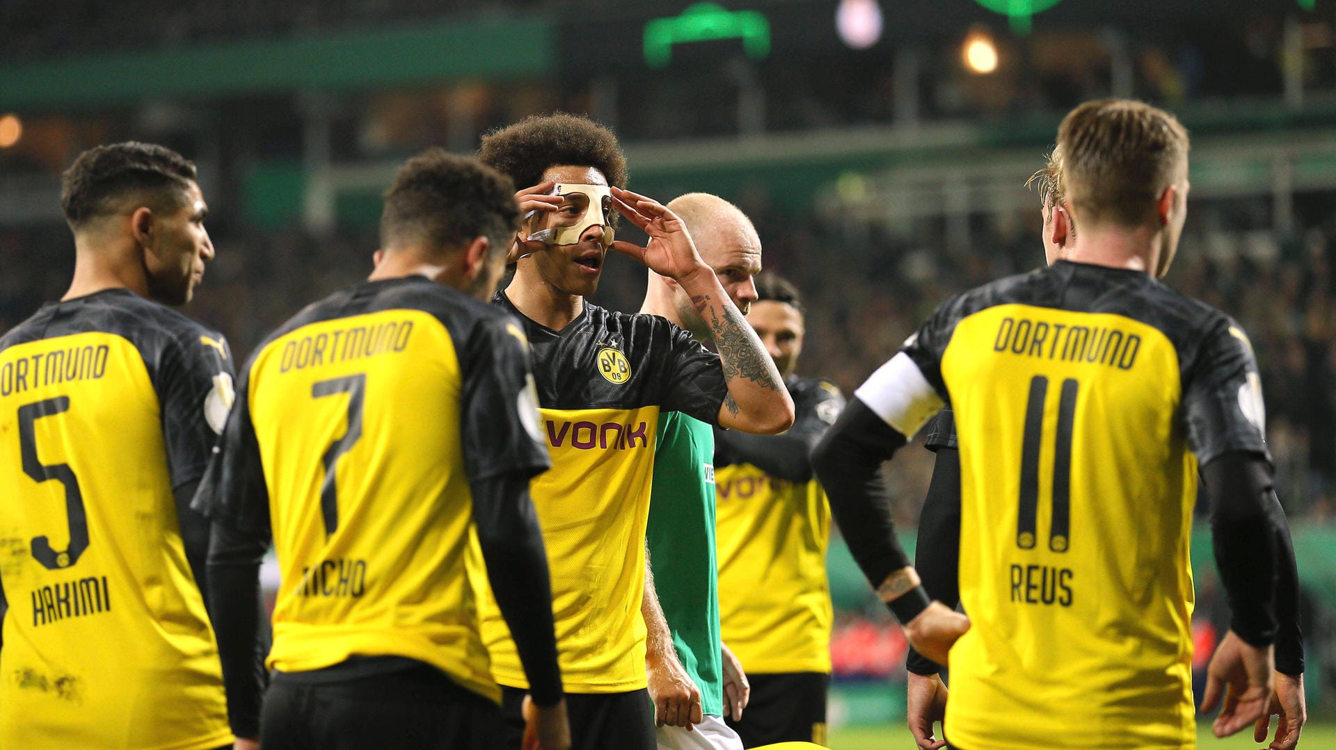 Große Streiterei nach einem Foul an Giovanni Reyna vom BVB: Das frühe Aus der Dortmunder im DFB-Pokal enttäuscht Trainer Favre.