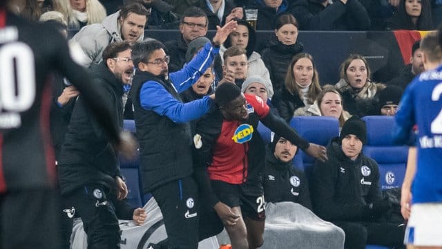 Herthas Jordan Torunarigha gerät mit Schalke-Coach David Wagner (l) aneinander. Herthas Jordan Torunarigha gerät mit Schalke-Coach David Wagner (l) aneinander.