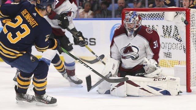Parierte 23 von 24 Schüssen auf sein Tor: Goalie Philipp Grubauer (r) von Colorado Avalanche.