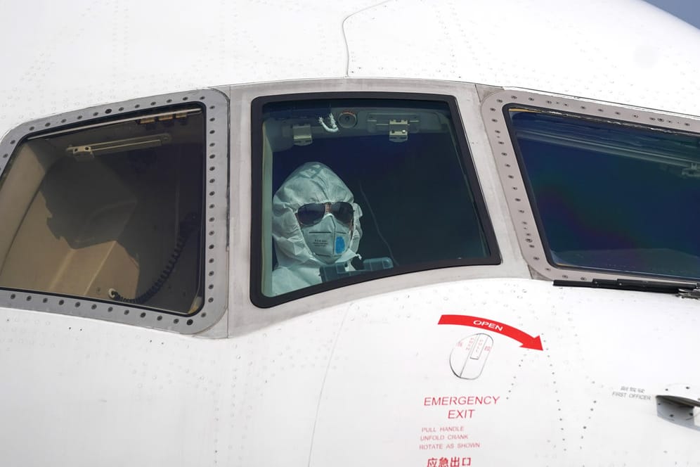Pilot mit Schutzanzug im Cockpit: Auf dem Flughafen von Wuhan.