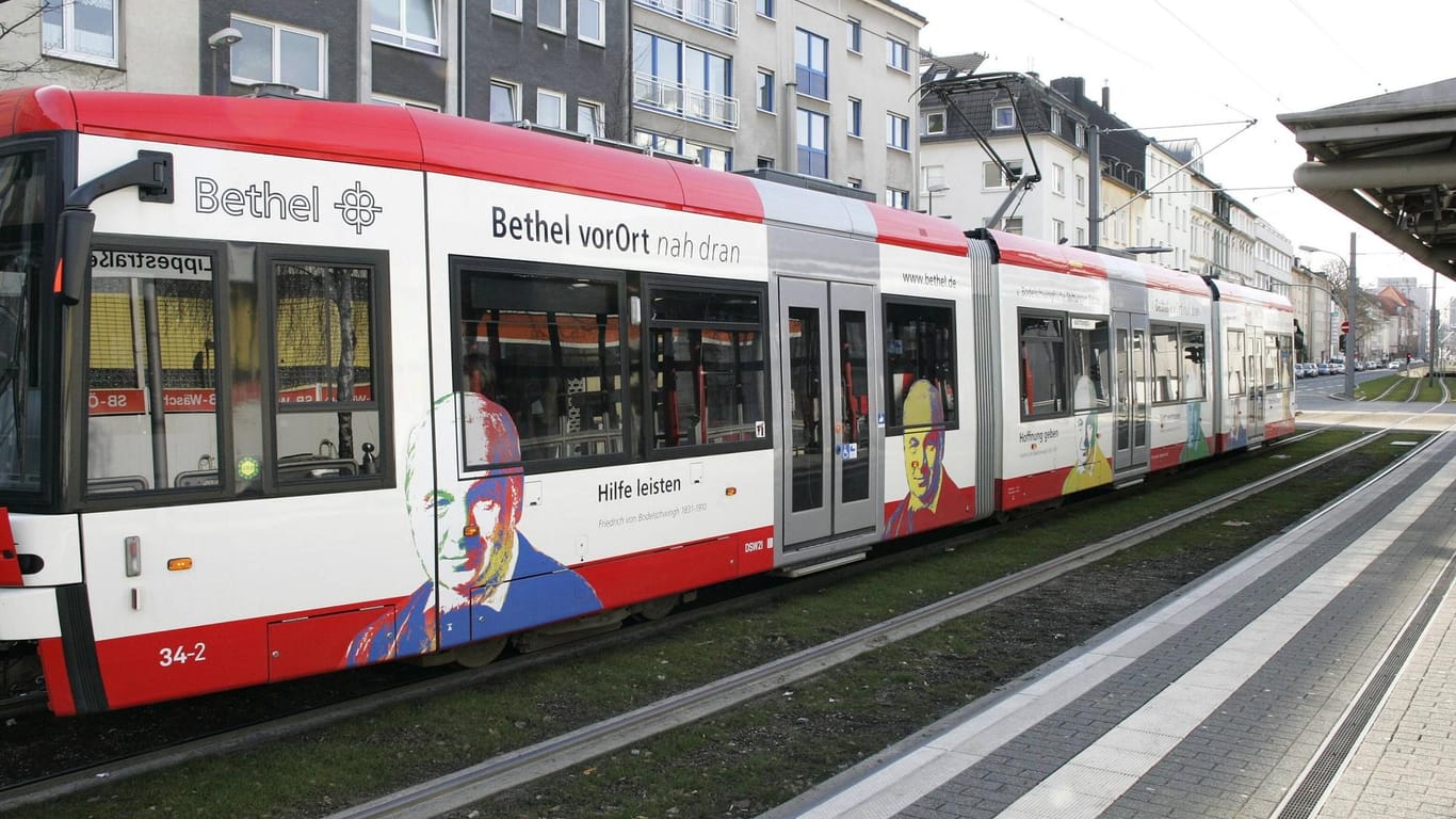 Eine Straßenbahn fährt durch Dortmund: Nach einem Unfall mit einer Straßenbahn hat eine 17-Jährige ein Foto einer Verletzten gemacht.