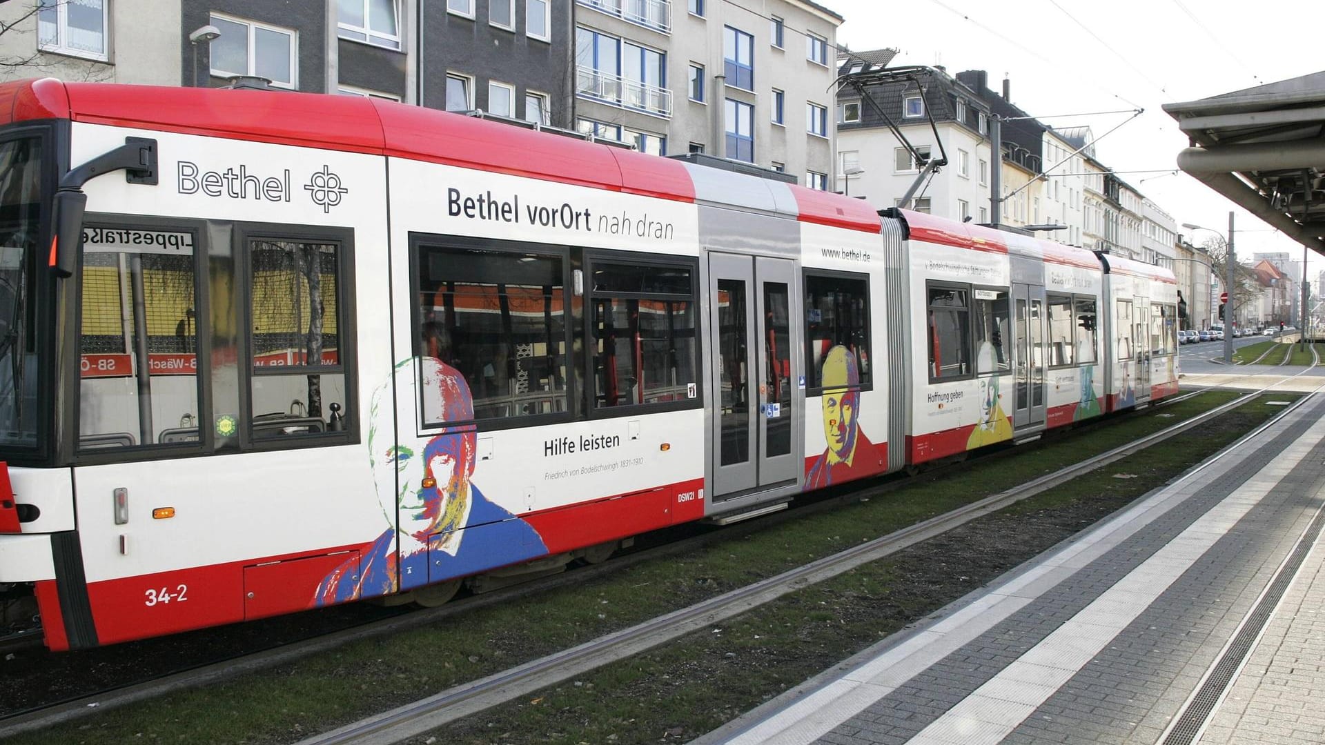 Eine Straßenbahn fährt durch Dortmund: Nach einem Unfall mit einer Straßenbahn hat eine 17-Jährige ein Foto einer Verletzten gemacht.