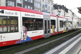 Eine Straßenbahn fährt durch Dortmund: Nach einem Unfall mit einer Straßenbahn hat eine 17-Jährige ein Foto einer Verletzten gemacht.