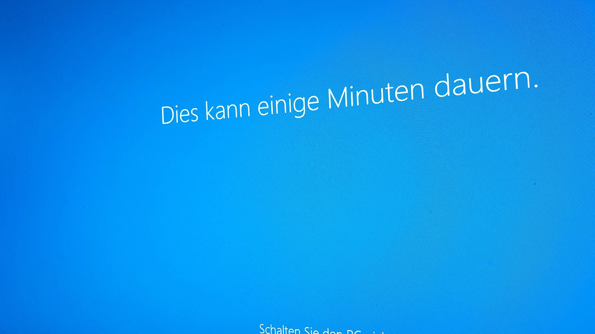 Blauer Bildschirm mit der Aufschrift "Schalten sie den PC nicht aus. Dies kann einige Minuten dauern": Ein neues Windows-Update verursacht Probleme.