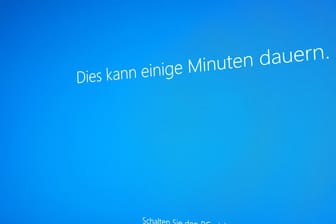 Blauer Bildschirm mit der Aufschrift "Schalten sie den PC nicht aus. Dies kann einige Minuten dauern": Ein neues Windows-Update verursacht Probleme.