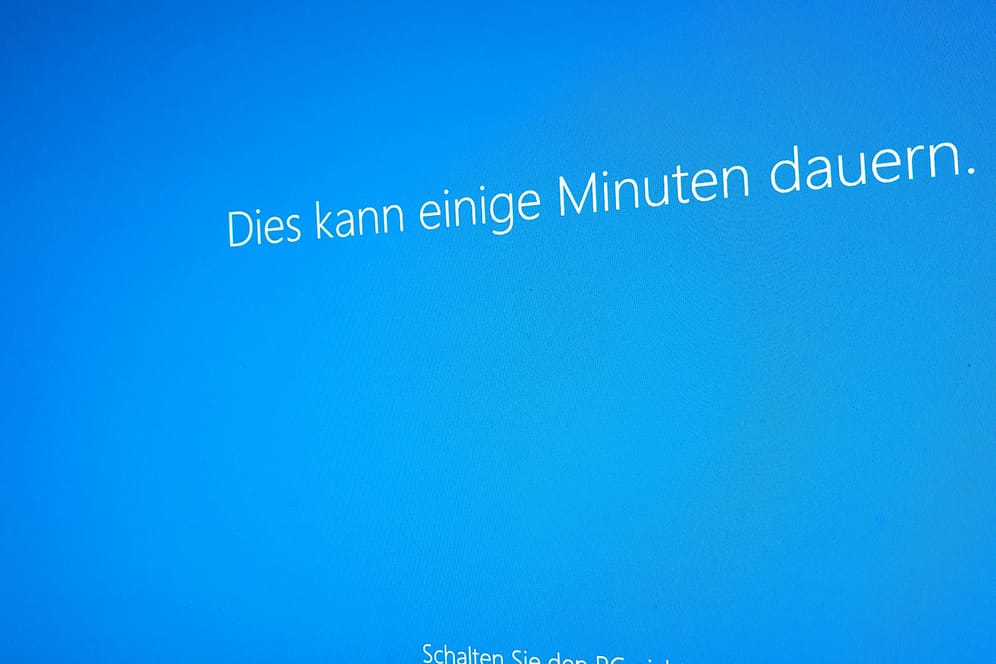 Blauer Bildschirm mit der Aufschrift "Schalten sie den PC nicht aus. Dies kann einige Minuten dauern": Ein neues Windows-Update verursacht Probleme.