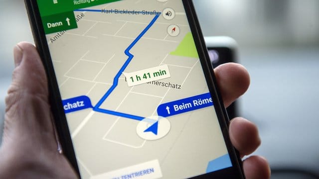 Google Maps zeigt eine Route auf dem Schirm eines Smartphones.