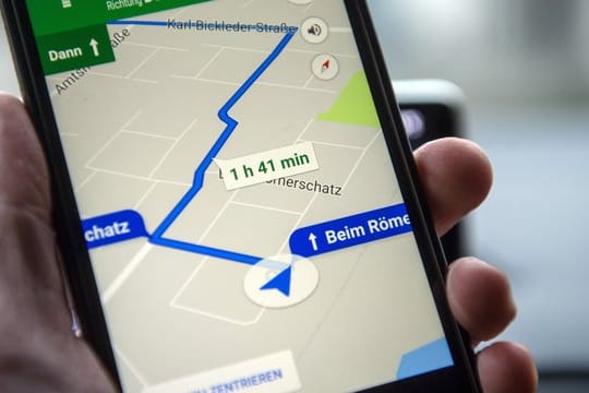 Google Maps zeigt eine Route auf dem Schirm eines Smartphones.