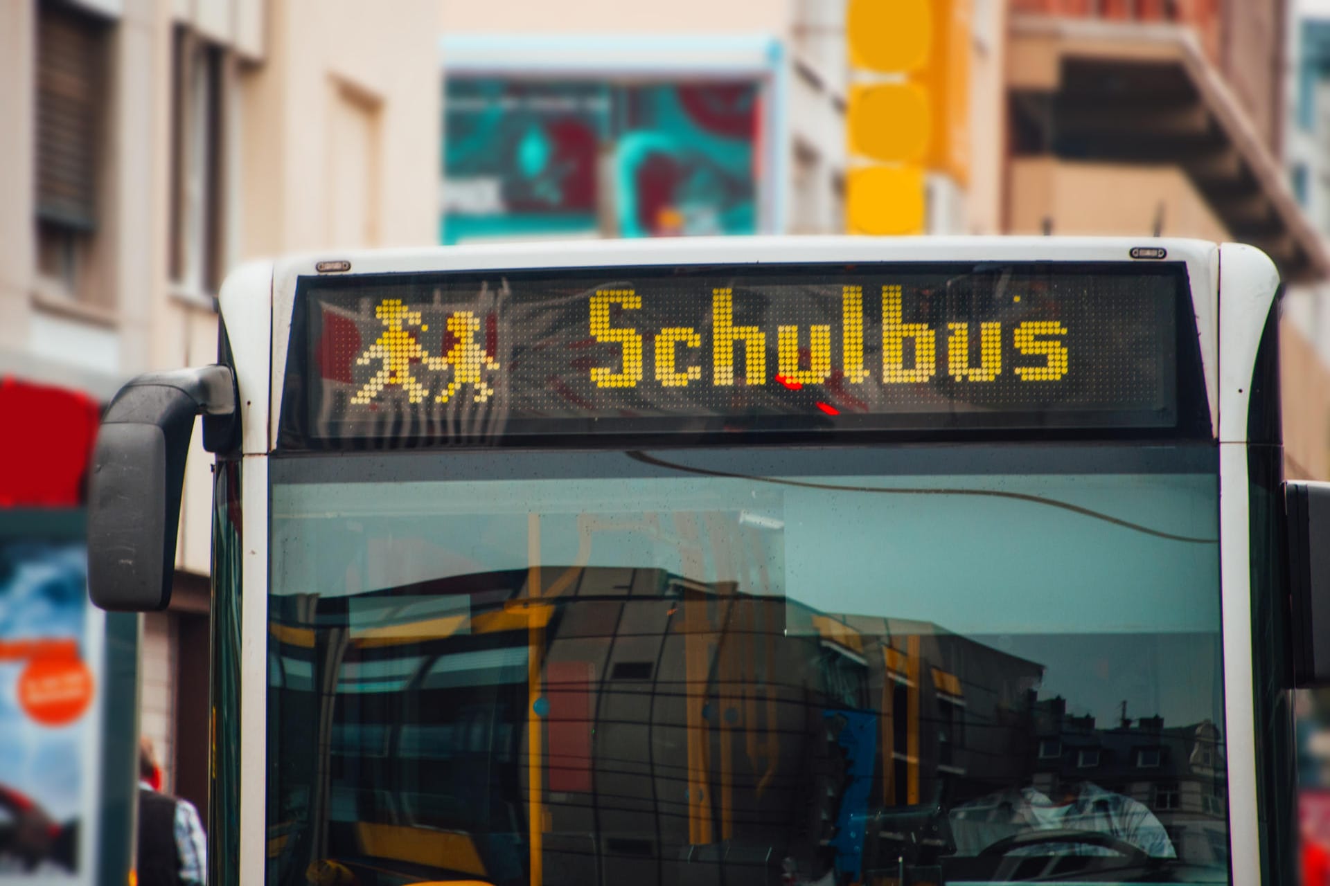 Ein Schulbus im Dienst: Die Schüler fuhren nach dem Unfall in einem Ersatzbus weiter. (Symbolbild)