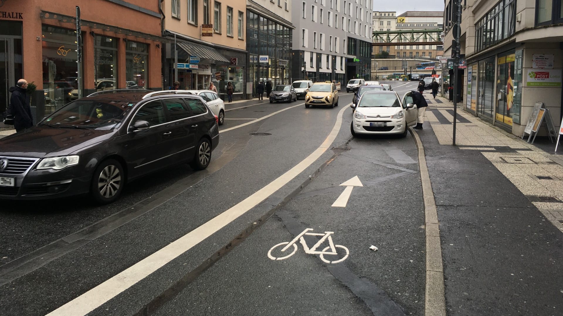 Blick auf die Straße Wall in Wuppertal: Die neue Markierung gefällt nicht jedem in Wuppertal.