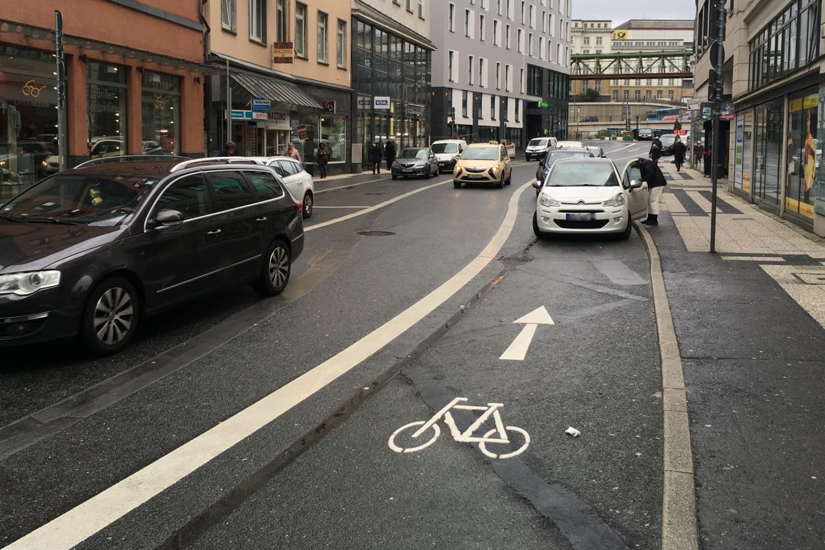 Blick auf die Straße Wall in Wuppertal: Die neue Markierung gefällt nicht jedem in Wuppertal.