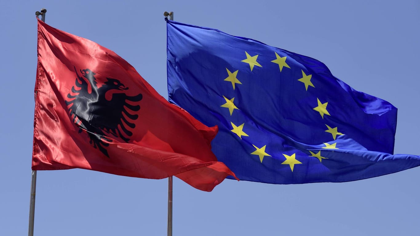 Die albanische und die europäische Flagge: Albanien hat große Probleme mit Kriminalität und Korruption. (Symbolbild)