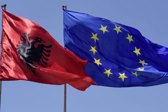 Die albanische und die europäische Flagge: Albanien hat große Probleme mit Kriminalität und Korruption. (Symbolbild)