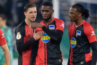 Rassistische Beleidigungen: Hertha-Kapitän Niklas Stark tröstet Jordan Torunarigha.