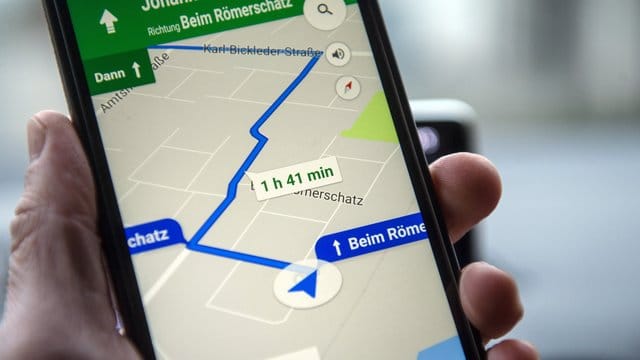 Die Navigationssoftware Google Maps läuft auf einem Smartphone.