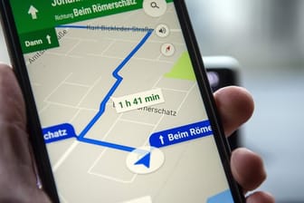 Die Navigationssoftware Google Maps läuft auf einem Smartphone.