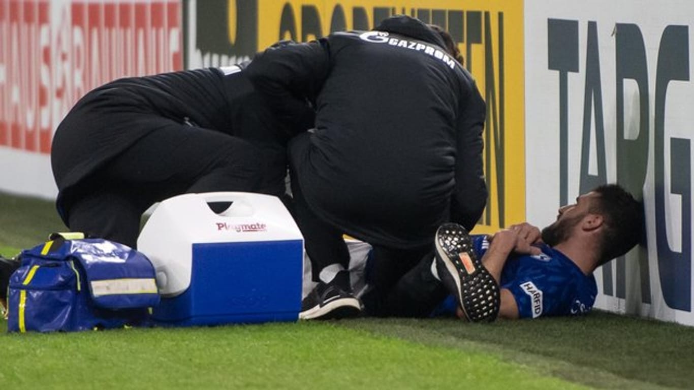 Schalkes Daniel Caligiuri wird am Spielfeldrand behandelt.