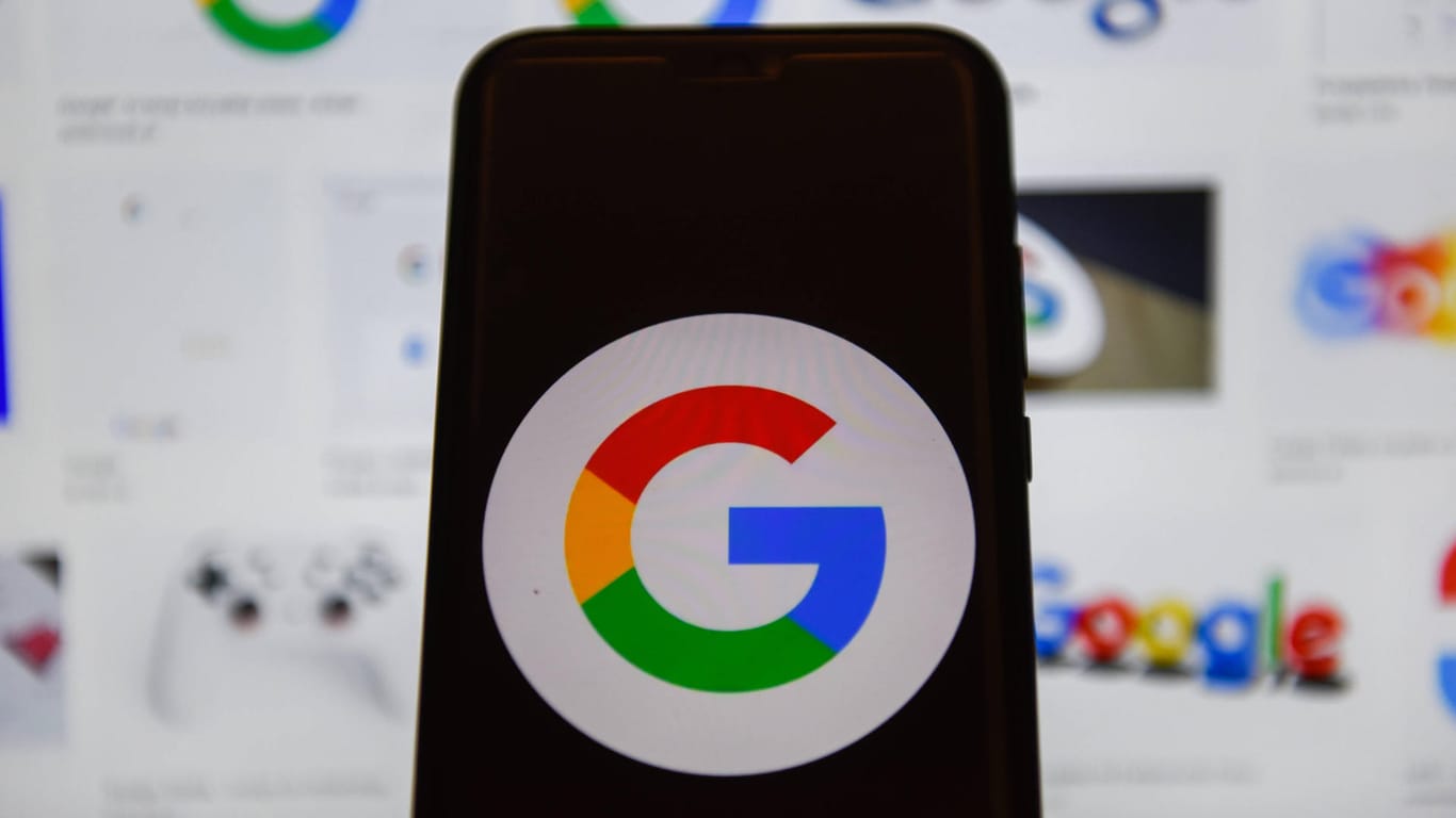 Das Logo von Google auf einem Smartphone: Der Konzern meldete eine Datenpanne.