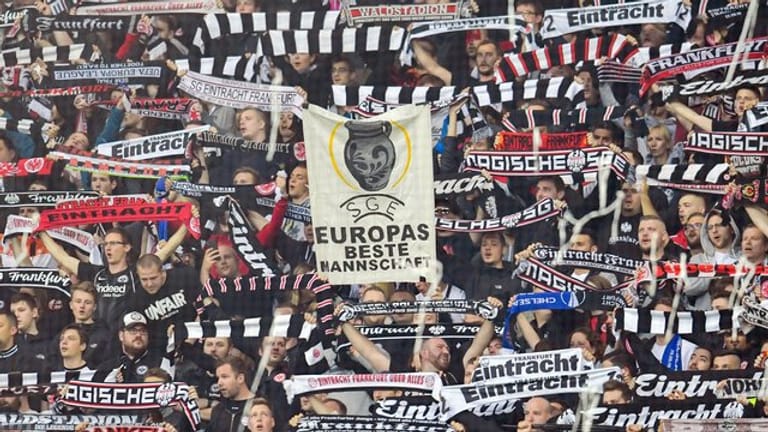 Fans von Eintracht Frankfurt: Einige Fans wollen aus Protest gegen Montagsspiel die Partie gegen Eisern Union boykottieren.