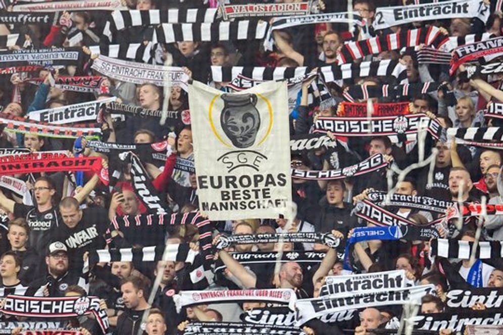 Fans von Eintracht Frankfurt: Einige Fans wollen aus Protest gegen Montagsspiel die Partie gegen Eisern Union boykottieren.