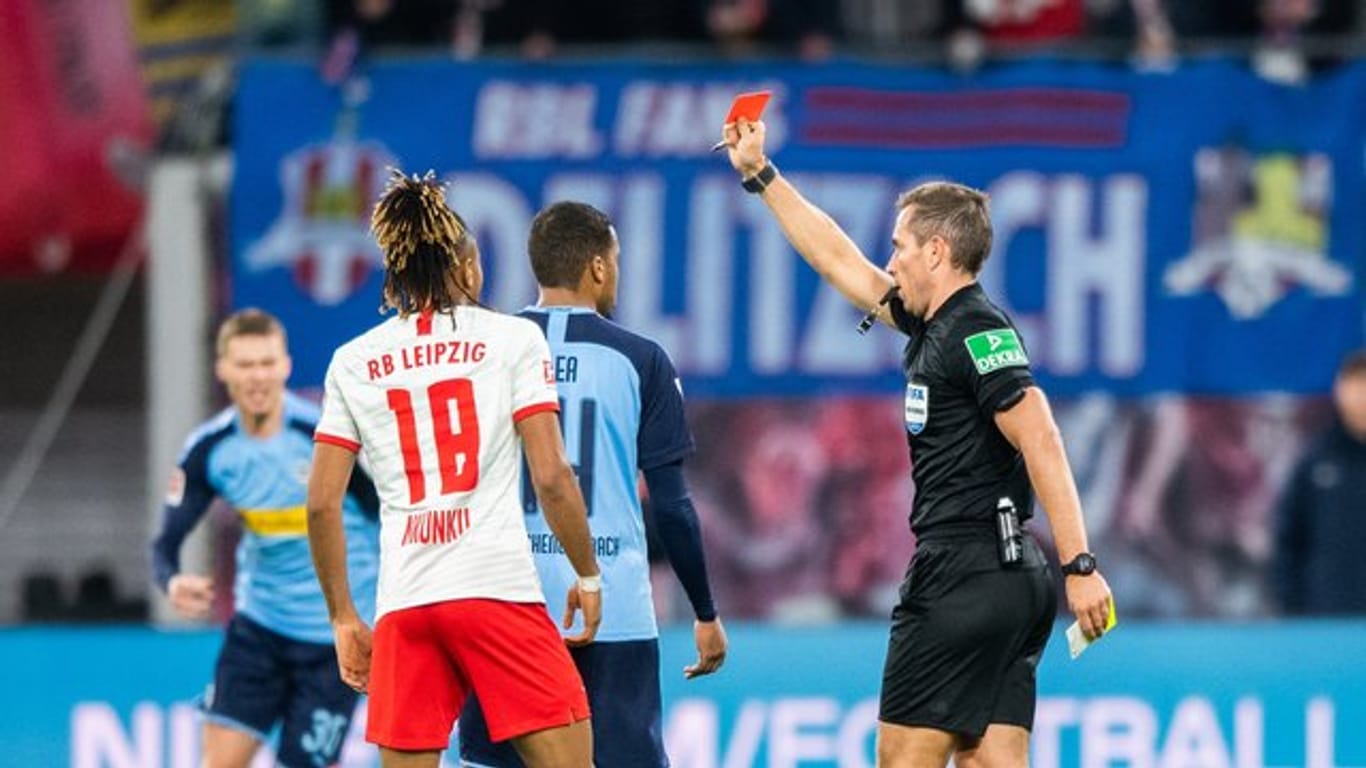Schiedsrichter Tobias Stieler erteilt Mönchengladbachs Alassane Plea (M) die Gelb-Rote Karte.