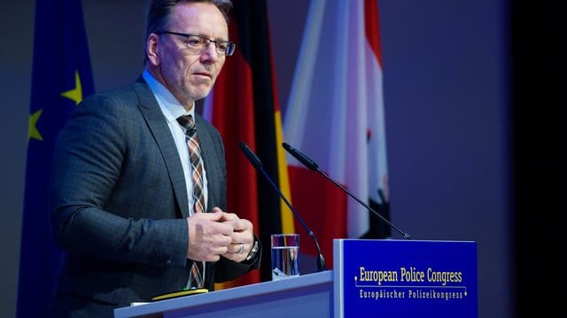 BKA-Präsident Holger Münch geht davon aus, dass die Zahl der gewaltbereiten Gefährder aus dem Lager der Rechtsextremisten höher ist als angenommen. BKA-Präsident Holger Münch geht davon aus, dass die Zahl der gewaltbereiten Gefährder aus dem Lager der Rechtsextremisten höher ist als angenommen.
