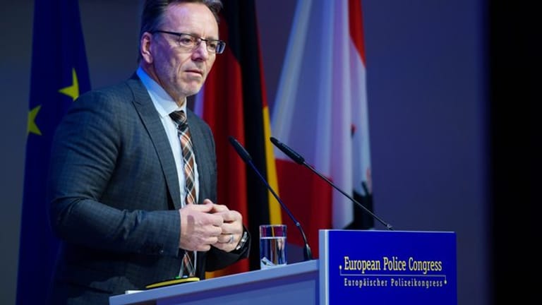 BKA-Präsident Holger Münch geht davon aus, dass die Zahl der gewaltbereiten Gefährder aus dem Lager der Rechtsextremisten höher ist als angenommen.