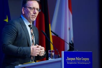 BKA-Präsident Holger Münch geht davon aus, dass die Zahl der gewaltbereiten Gefährder aus dem Lager der Rechtsextremisten höher ist als angenommen.