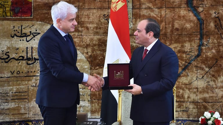 Kulturfunktionär und Machthaber Hand in Hand: Hans-Joachim Frey übergibt Abdel Fattah Al-Sisi, Präsident von Ägypten, den St. Georgs Orden des Dresdner Semperopernballs in Kairo.