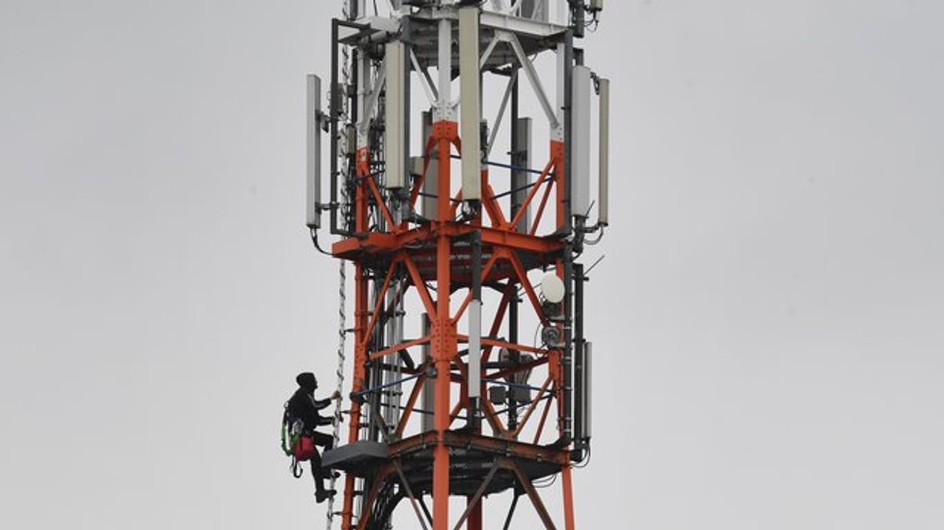 Ein Funkmast mit Antennen für den neuen Mobilfunkstandard 5Gvon Vodafone auf der Insel Usedom.