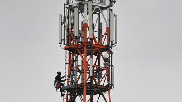 Ein Funkmast mit Antennen für den neuen Mobilfunkstandard 5Gvon Vodafone auf der Insel Usedom. Ein Funkmast mit Antennen für den neuen Mobilfunkstandard 5Gvon Vodafone auf der Insel Usedom.