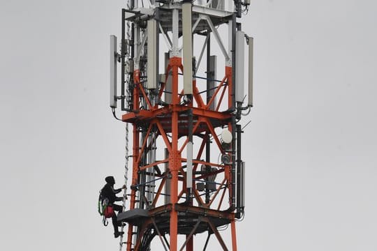 Ein Funkmast mit Antennen für den neuen Mobilfunkstandard 5Gvon Vodafone auf der Insel Usedom.