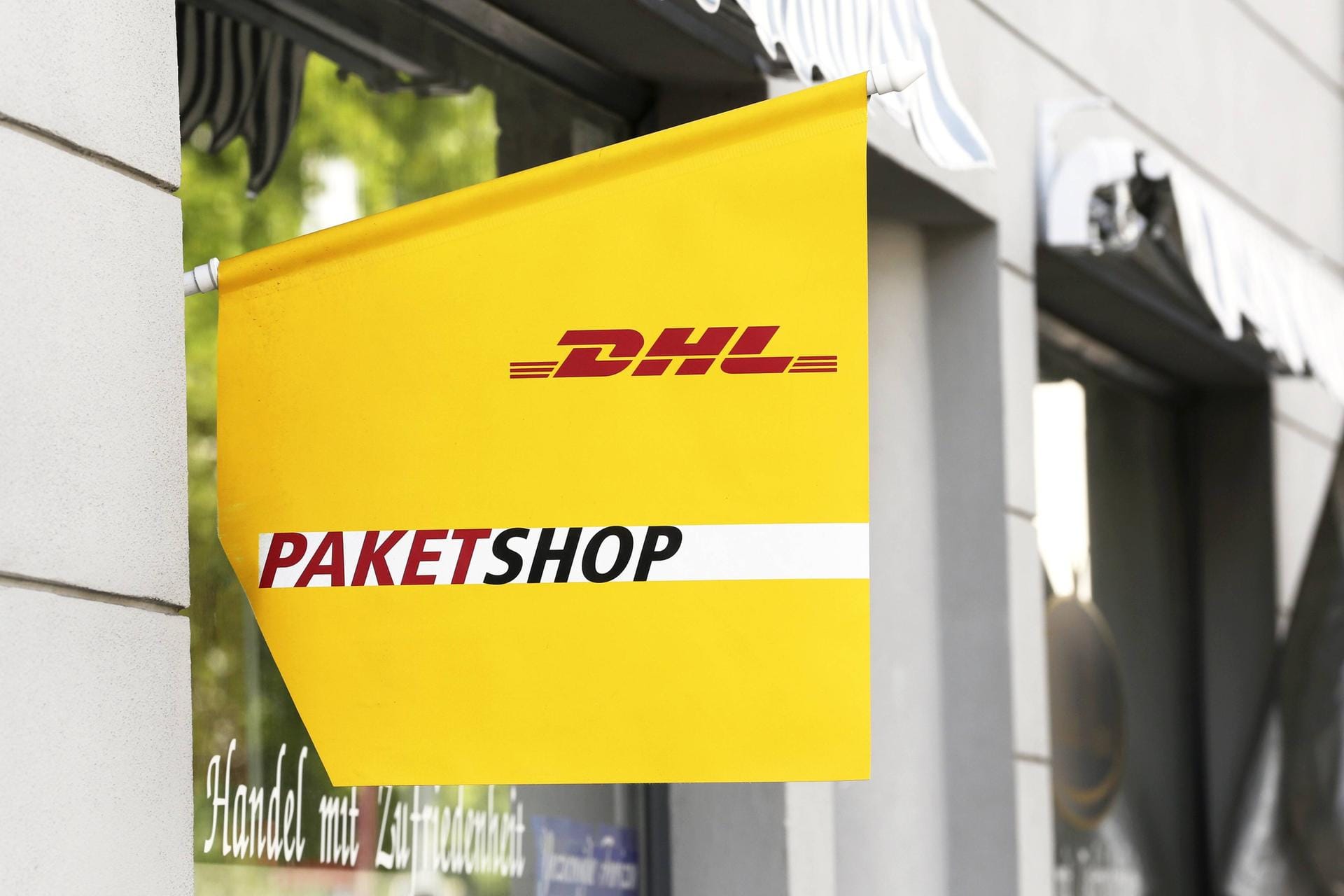 DHL Paketshop: Päckchen- und Paketpreise für Privatkunden wurden zum Jahreswechsel im Schnitt um drei Prozent erhöht.