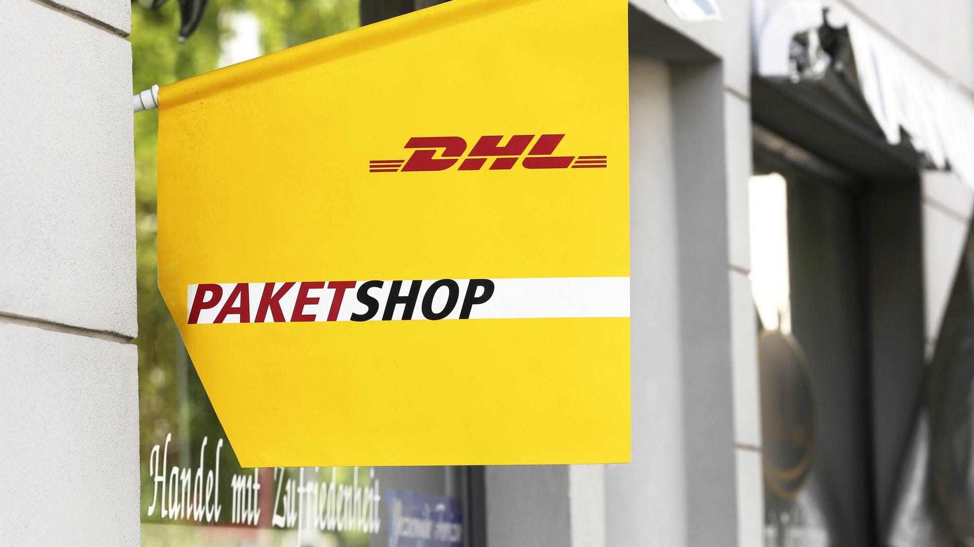 DHL Paketshop: Päckchen- und Paketpreise für Privatkunden wurden zum Jahreswechsel im Schnitt um drei Prozent erhöht.