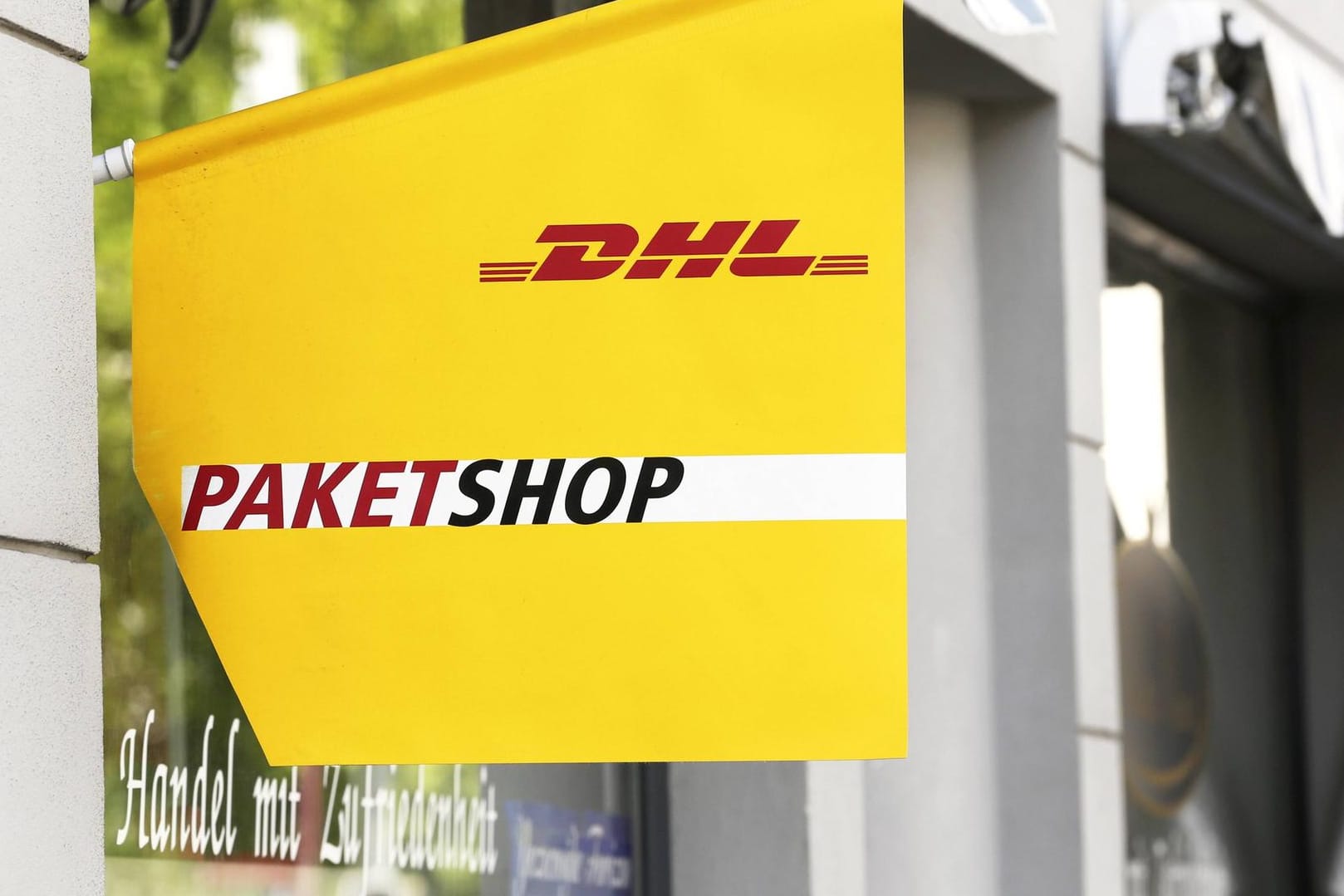 DHL Paketshop: Päckchen- und Paketpreise für Privatkunden wurden zum Jahreswechsel im Schnitt um drei Prozent erhöht. DHL Paketshop: Päckchen- und Paketpreise für Privatkunden wurden zum Jahreswechsel im Schnitt um drei Prozent erhöht.
