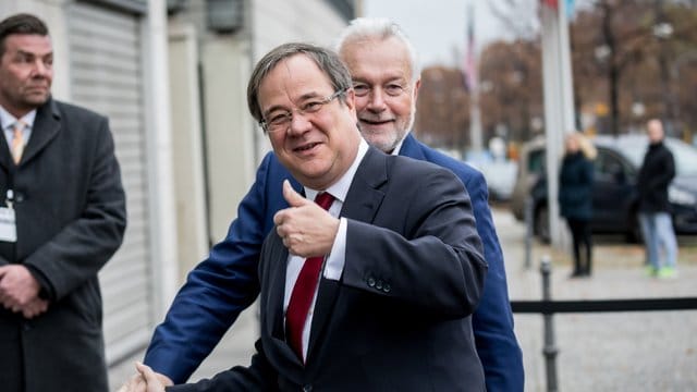 FDP-Vize Wolfgang Kubicki (hinten) erwartet, dass die Union den nordrhein-westfälischen Ministerpräsidenten Armin Laschet (vorn) zu ihrem nächsten Kanzlerkandidaten küren wird. FDP-Vize Wolfgang Kubicki (hinten) erwartet, dass die Union den nordrhein-westfälischen Ministerpräsidenten Armin Laschet (vorn) zu ihrem nächsten Kanzlerkandidaten küren wird.