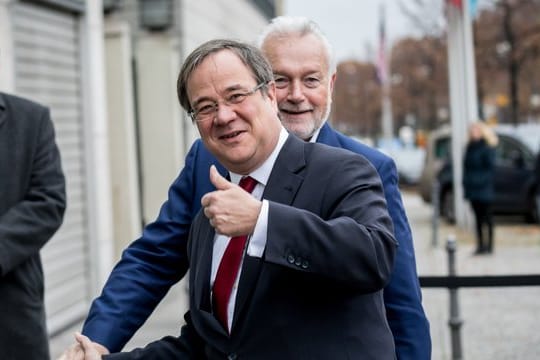 FDP-Vize Wolfgang Kubicki (hinten) erwartet, dass die Union den nordrhein-westfälischen Ministerpräsidenten Armin Laschet (vorn) zu ihrem nächsten Kanzlerkandidaten küren wird.