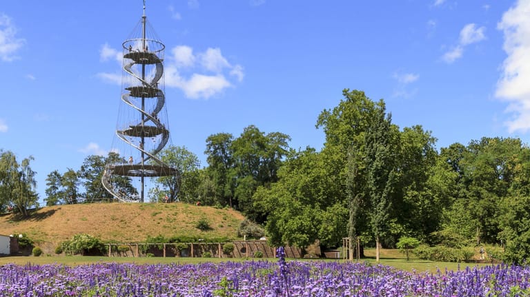 Der Killesbergturm im Höhenpark Killesberg: Hier können Besucher zwischen Seeterrassen und Blumenwiesen entspannen.