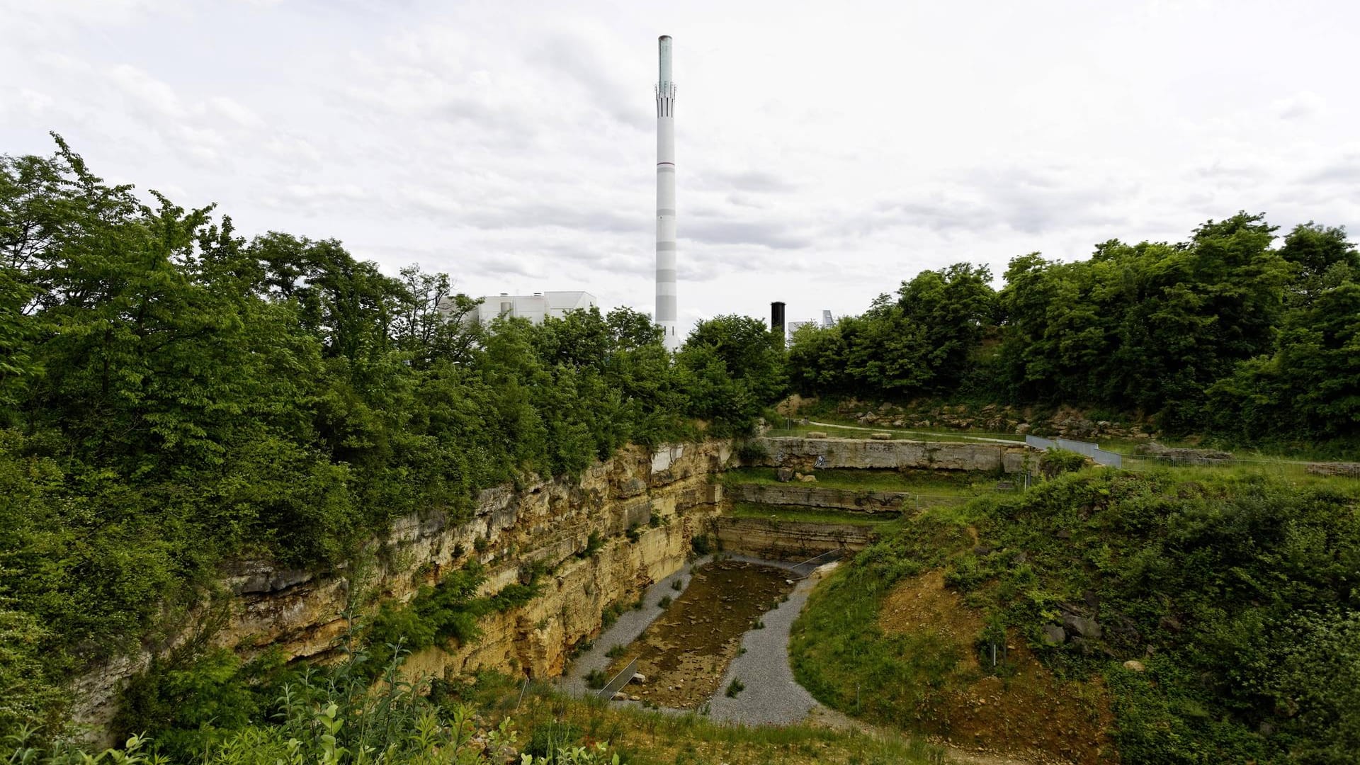 Parkanlage mit Hallschlag: Der ehemalige Steinbruch im Travertinpark dient den Stuttgartern nun als Erholungsort.