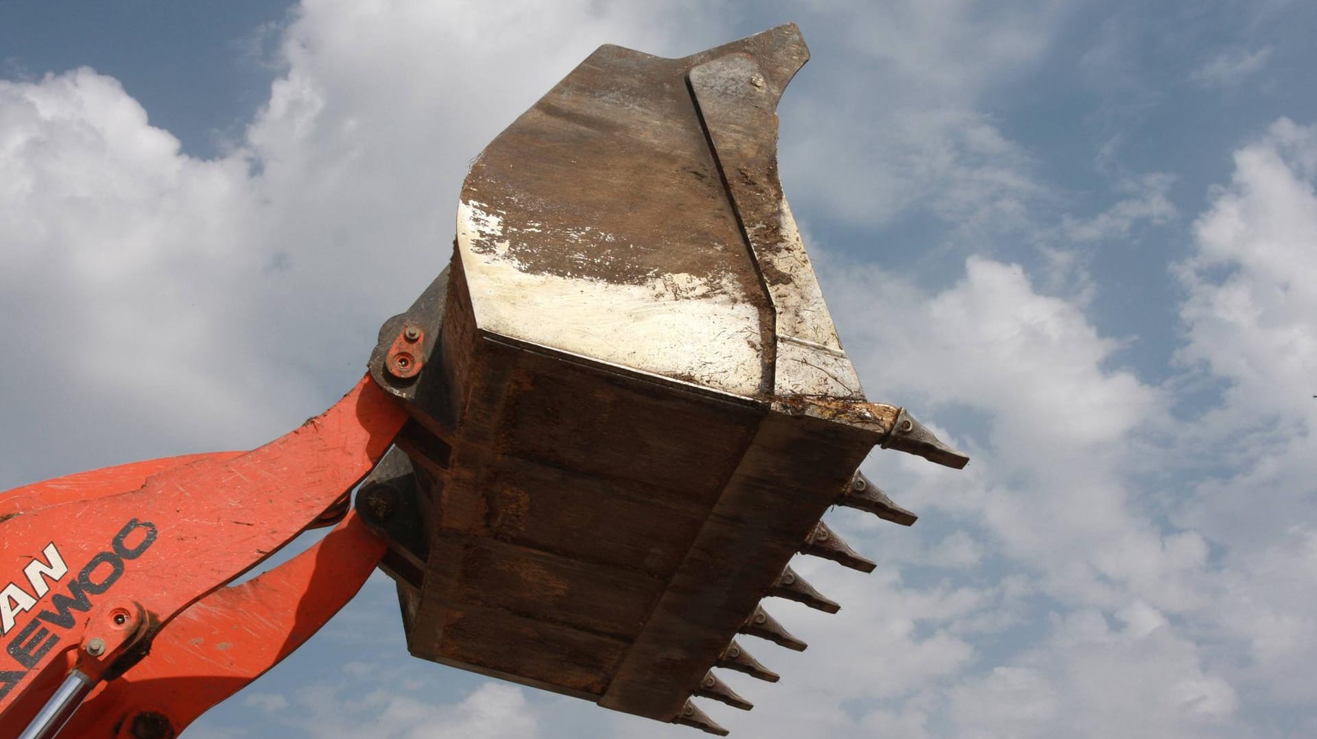 Die Schaufel eines Radladers: Der Fahrer der Baumaschine erlitt einen Schock. (Symbolbild) Die Schaufel eines Radladers: Der Fahrer der Baumaschine erlitt einen Schock. (Symbolbild)