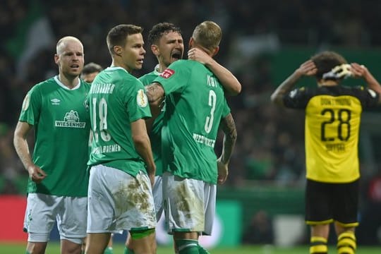 Werder Bemens Spieler (l) freuen sich nach dem Spiel über den Heimerfolg gegen den BVB.