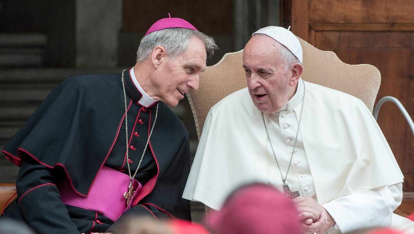 Erzbischof Georg Gänswein und Papst Franziskus: Für seine Doppelrolle wurde Gänswein bereits zuvor kritisiert.