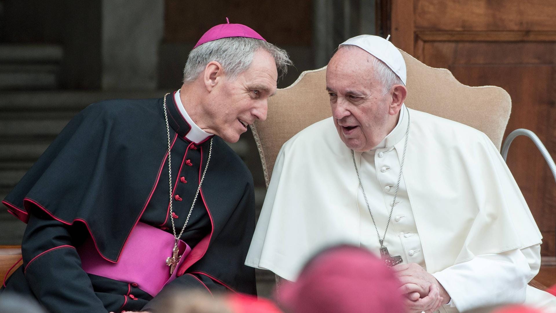 Erzbischof Georg Gänswein und Papst Franziskus: Für seine Doppelrolle wurde Gänswein bereits zuvor kritisiert.