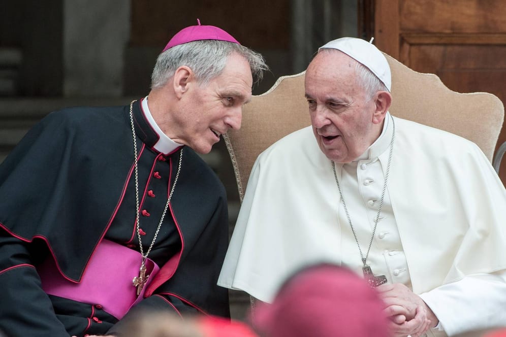 Erzbischof Georg Gänswein und Papst Franziskus: Für seine Doppelrolle wurde Gänswein bereits zuvor kritisiert.