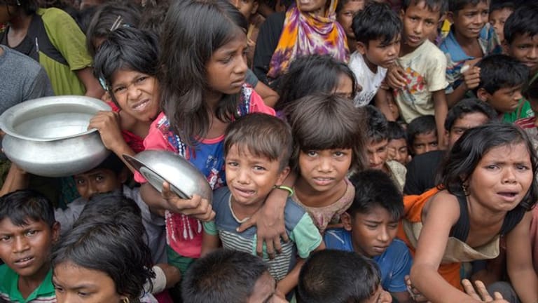 Kinder der muslimischen Rohingya-Minderheit warten auf Essensrationen.