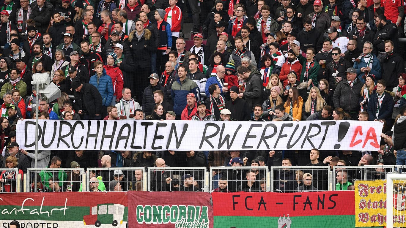 "Durchhalten RW Erfurt!": Beim Spieltag zwischen FC Augsburg und Werder Bremen am 1. Februar entrollten Fans dieses Plakat.