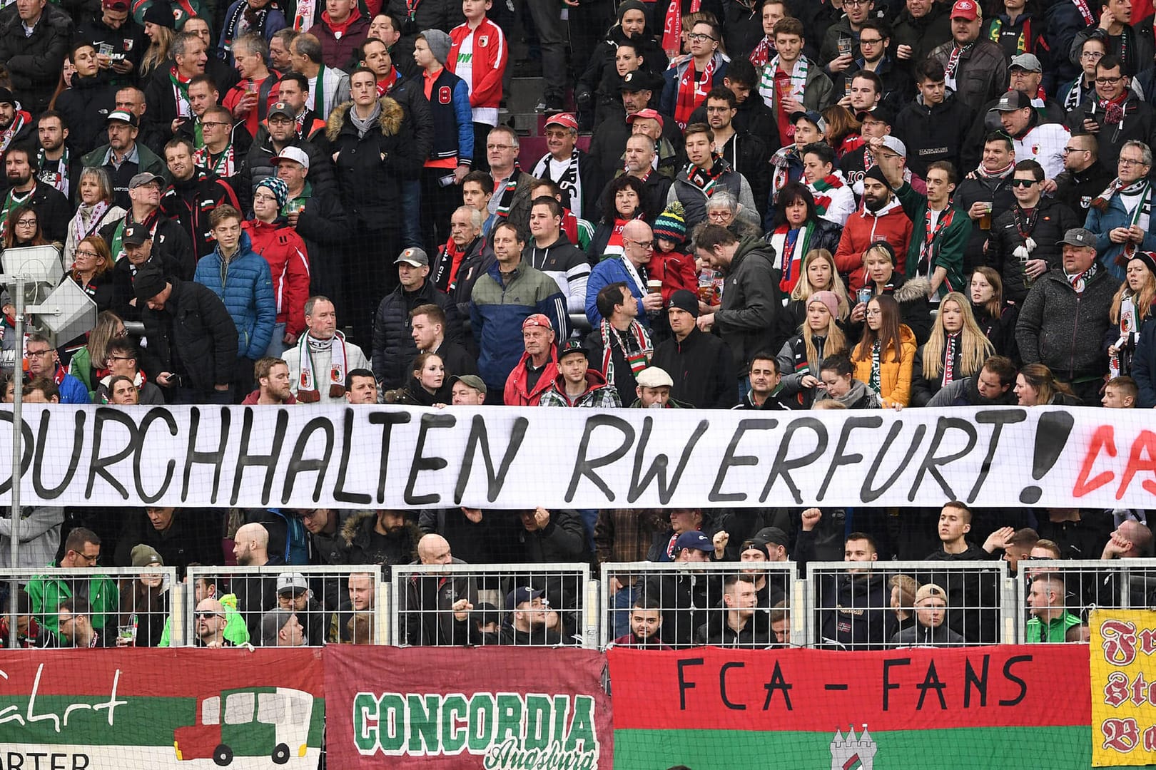 "Durchhalten RW Erfurt!": Beim Spieltag zwischen FC Augsburg und Werder Bremen am 1. Februar entrollten Fans dieses Plakat.