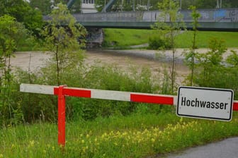 Ein Schild warnt vor Hochwasser: Die Polizei konnte sogar die Räder der beiden in Sicherheit bringen. (Symbolbild)