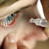 Augengrippe: Bei der Infektion können verschiedene Arten von Augentropfen zum Einsatz kommen.